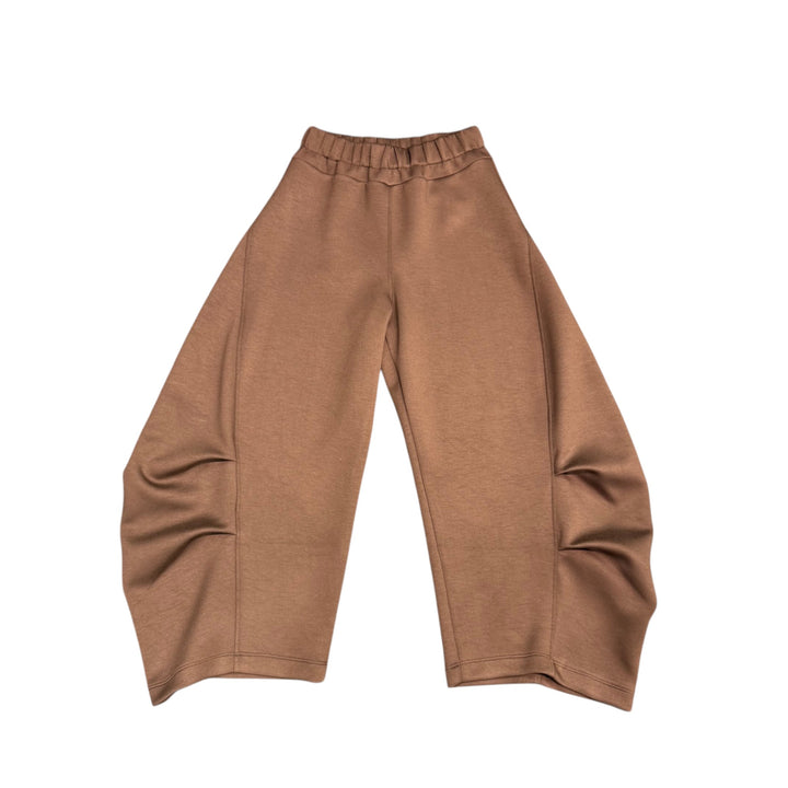 Pantalone da bambina in felpa largo con pence orizzontali su gamba 