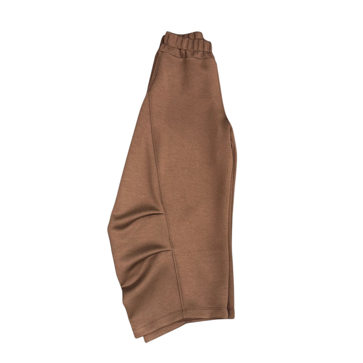 Pantalone da bambina in felpa largo con pence orizzontali su gamba 