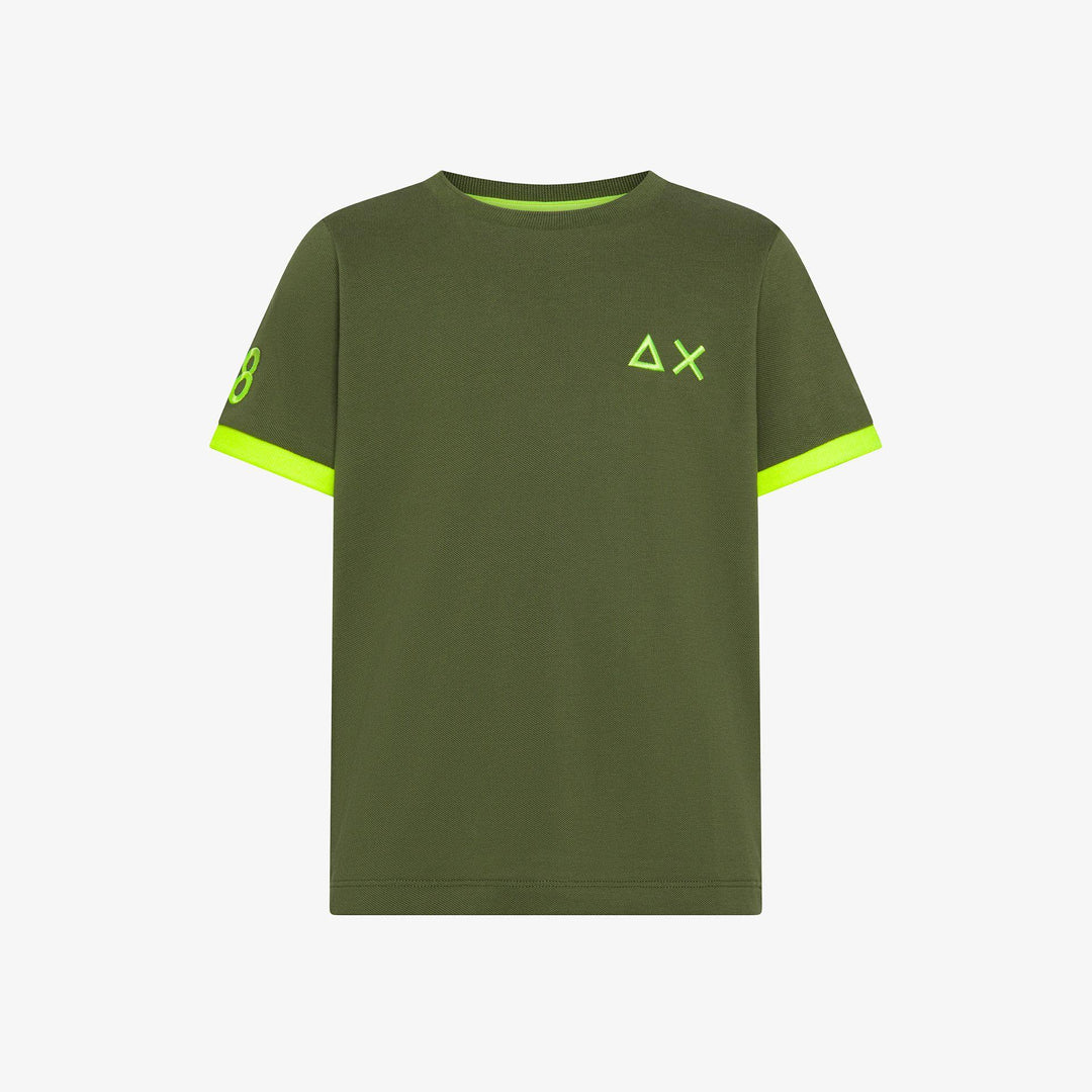 T-shirt da bambino in cotone piquet elastico con macrologo fluo T36320JMILITARE SUN 68